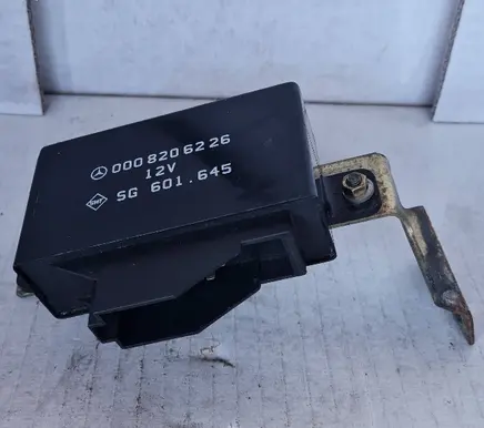 Mercedes-Benz E W124 Seat control module 0008206226 SG601645