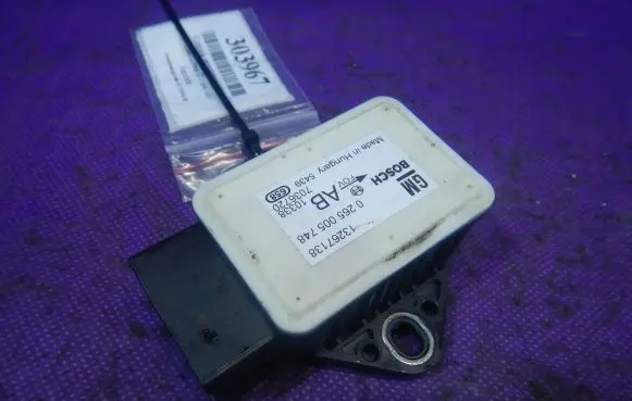 Opel Corsa D Acceleration sensor 13267138