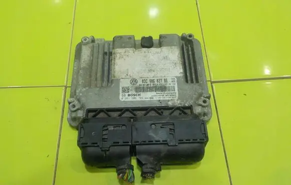 Volkswagen Scirocco Engine control unit/module 0261S06704 SP35