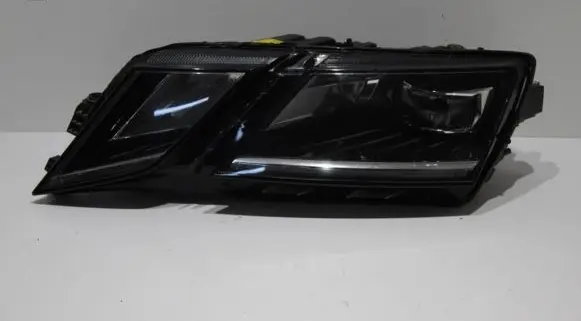 Skoda Octavia Mk3 (5E) Headlight/headlamp 5E1941015F 030110423106 LE15A6369