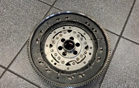 Volkswagen Transporter - Caravelle T6 Dual mass flywheel 4L105266AE
