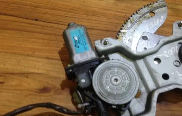 KIA Carens I Front door window regulator motor xh00410