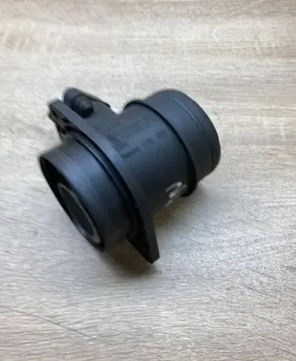 Volkswagen Golf V Mass air flow meter 038906461B 0281002531