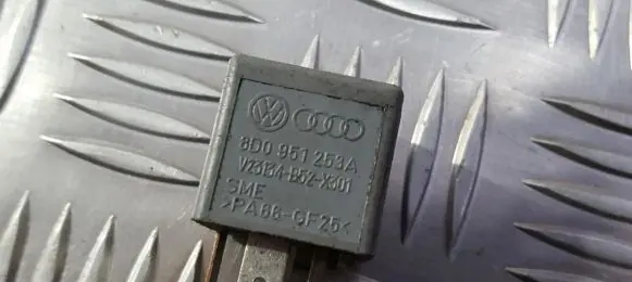 Volkswagen PASSAT B5.5 Other relay 8d0951253a v23134-b52-x301