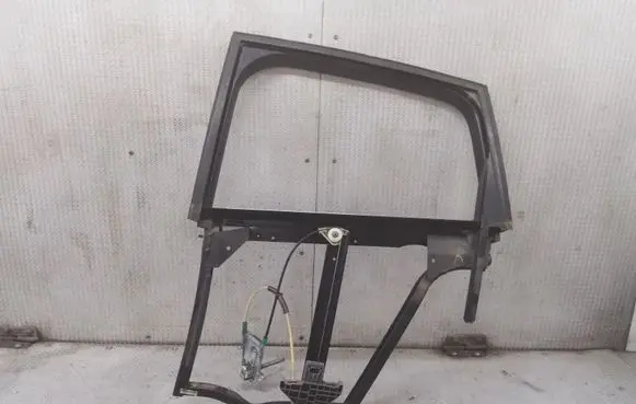 Rear door manual window regulator