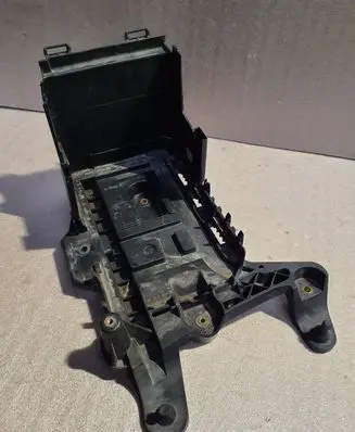 Volkswagen Golf V Battery tray 1K0915333
