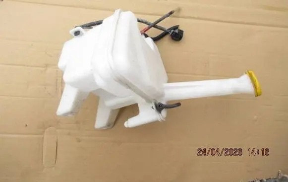 Toyota Yaris Windshield washer fluid reservoir/tank 24704J2026