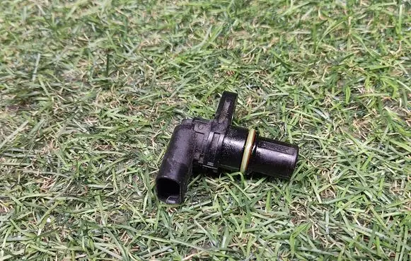 Volkswagen Jetta VI Camshaft position sensor 04C907601A