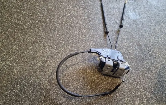 Chrysler 200 Rear door lock