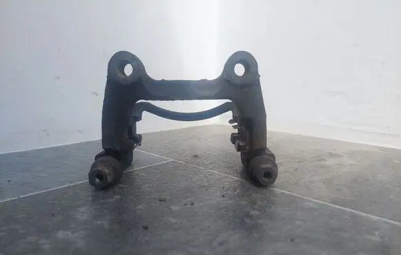Volkswagen PASSAT B6 Brake caliper pad carrier rear 