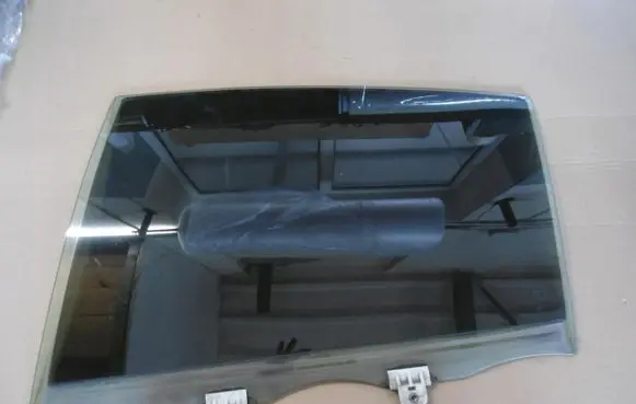 Infiniti Q45 III Rear side window