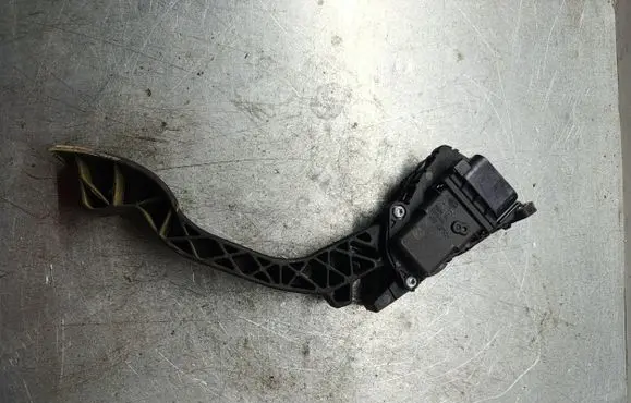 Ford C-MAX I Accelerator throttle pedal 3m519f836af