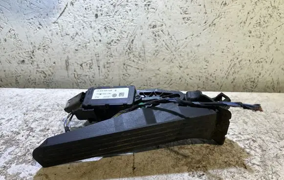 Volkswagen PASSAT B6 Accelerator throttle pedal 1K1723503L 6PV00860001