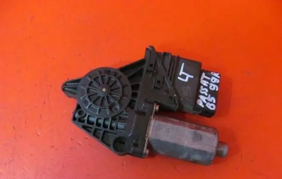 Volkswagen PASSAT B5 Rear door window regulator motor 101439203