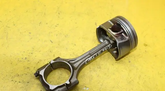 Volkswagen Golf V Piston with connecting rod