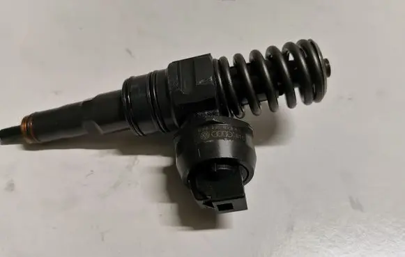 Volkswagen PASSAT B6 Fuel injector 038130073AG