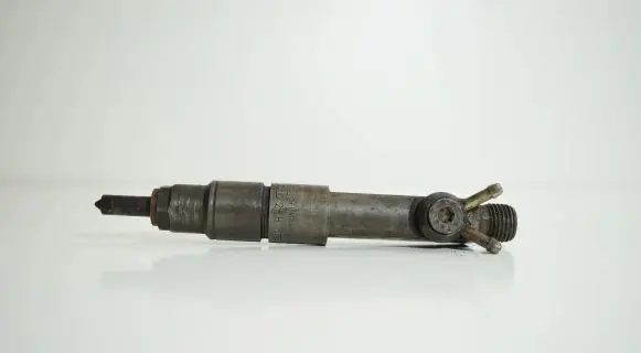 Audi A6 S6 C4 4A Fuel injector 046130201E