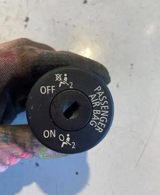 Passenger airbag on/off switch