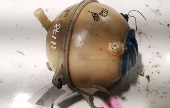 Volkswagen PASSAT CC Coolant expansion tank/reservoir 1K0121407