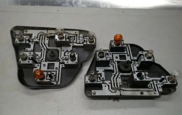BMW 5 E39 Tail light bulb cover holder 8363565 8363566