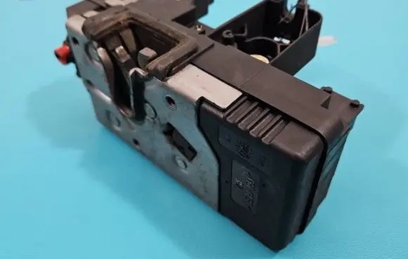 Opel Combo C Rear door lock 13157757 IMPRK1442589