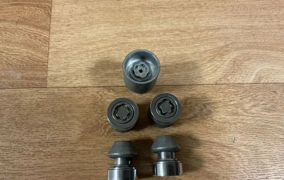 Volvo V50 Nuts/bolts 30683924