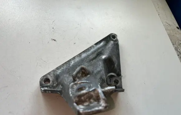 BMW 7 E65 E66 Engine mounting bracket 13807410
