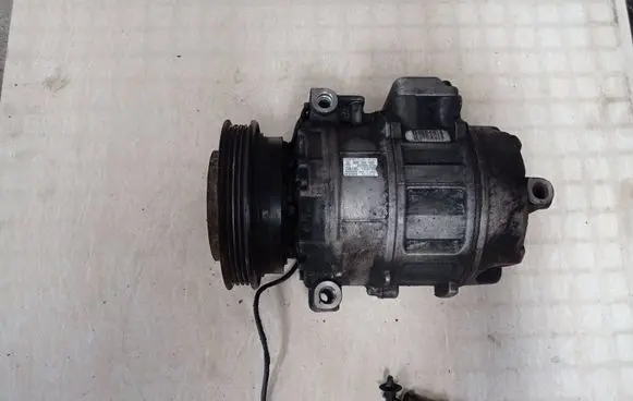 Volkswagen PASSAT B5.5 Air conditioning (A/C) compressor (pump) 8D0260808