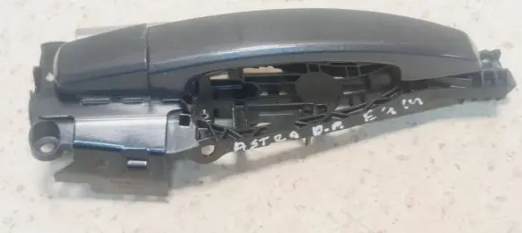 Opel Astra J Front door exterior handle 13577495