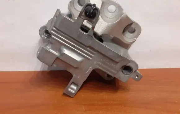 Volvo XC40 Engine mount bracket 32267915 10652