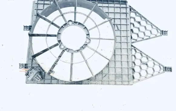 Radiator cooling fan shroud