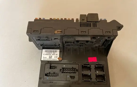 Mercedes-Benz E W211 SAM control unit 2115457701