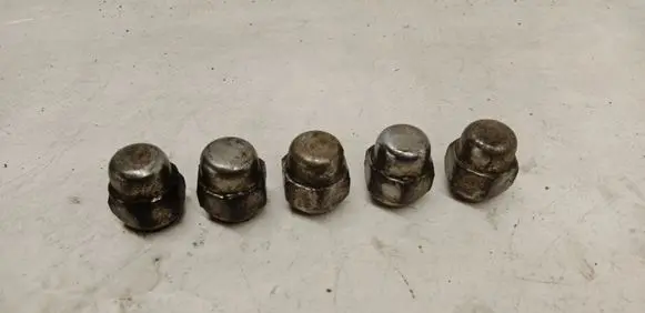 Nissan X-Trail T30 Nuts/bolts 