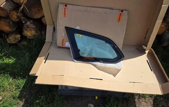 Opel Astra J Rear side window 13352080