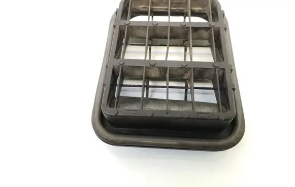 Quarter panel pressure vent