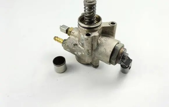 Audi A3 S3 8P Fuel injection high pressure pump 03C127025R