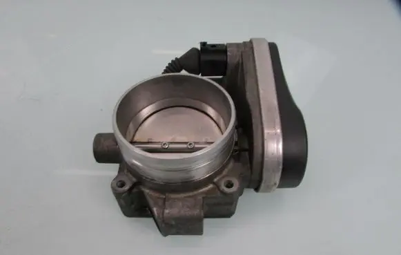 Volkswagen Touareg I Throttle body valve 022133062AD