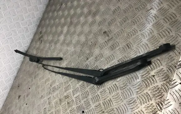 Nissan X-Trail T30 Front wiper blade arm