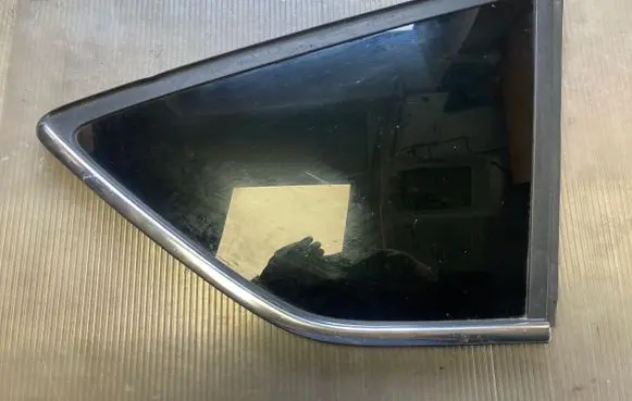 Ford Kuga I Rear side window 43R003523