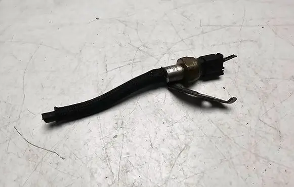 Mercedes-Benz E W212 Fuel pressure sensor A6510703981 L25865DB 05VRTDE
