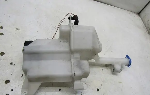 Suzuki Swift III Windshield washer fluid reservoir/tank 38453-52R0