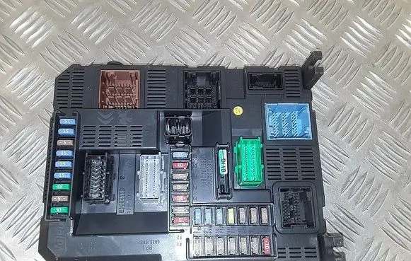 Peugeot 208 Fuse module 9807532080