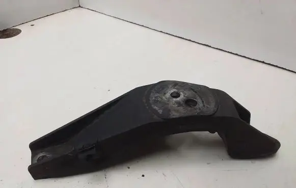 BMW 5 E39 Engine mounting bracket