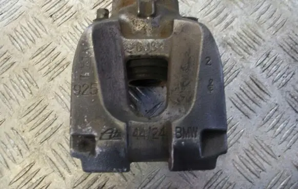 BMW 5 E39 Front brake caliper Array