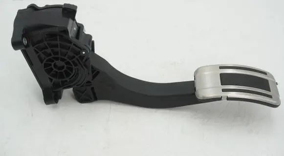 Accelerator throttle pedal