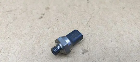 Mercedes-Benz E W211 Fuel pressure sensor A0071534328