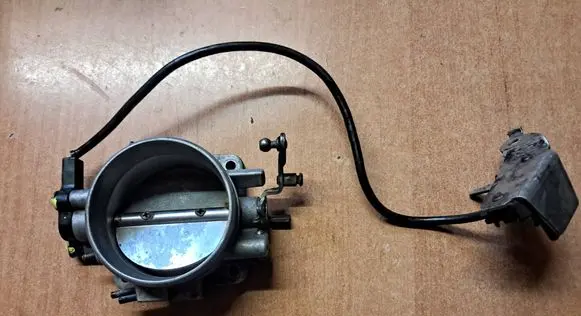 Mercedes-Benz SL R107 Throttle body valve 0011407753