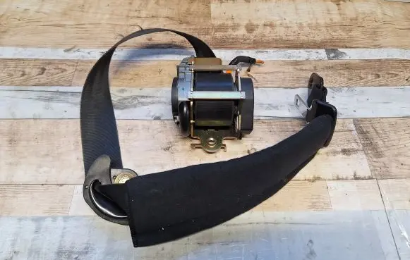 Peugeot 607 Front seatbelt 049021