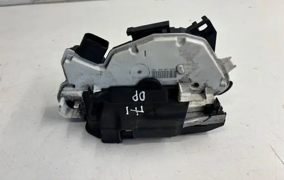 Volkswagen Tiguan Front door lock 5N2837016E