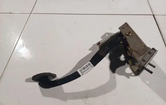 Mitsubishi Colt Brake pedal 6202421COLD19431